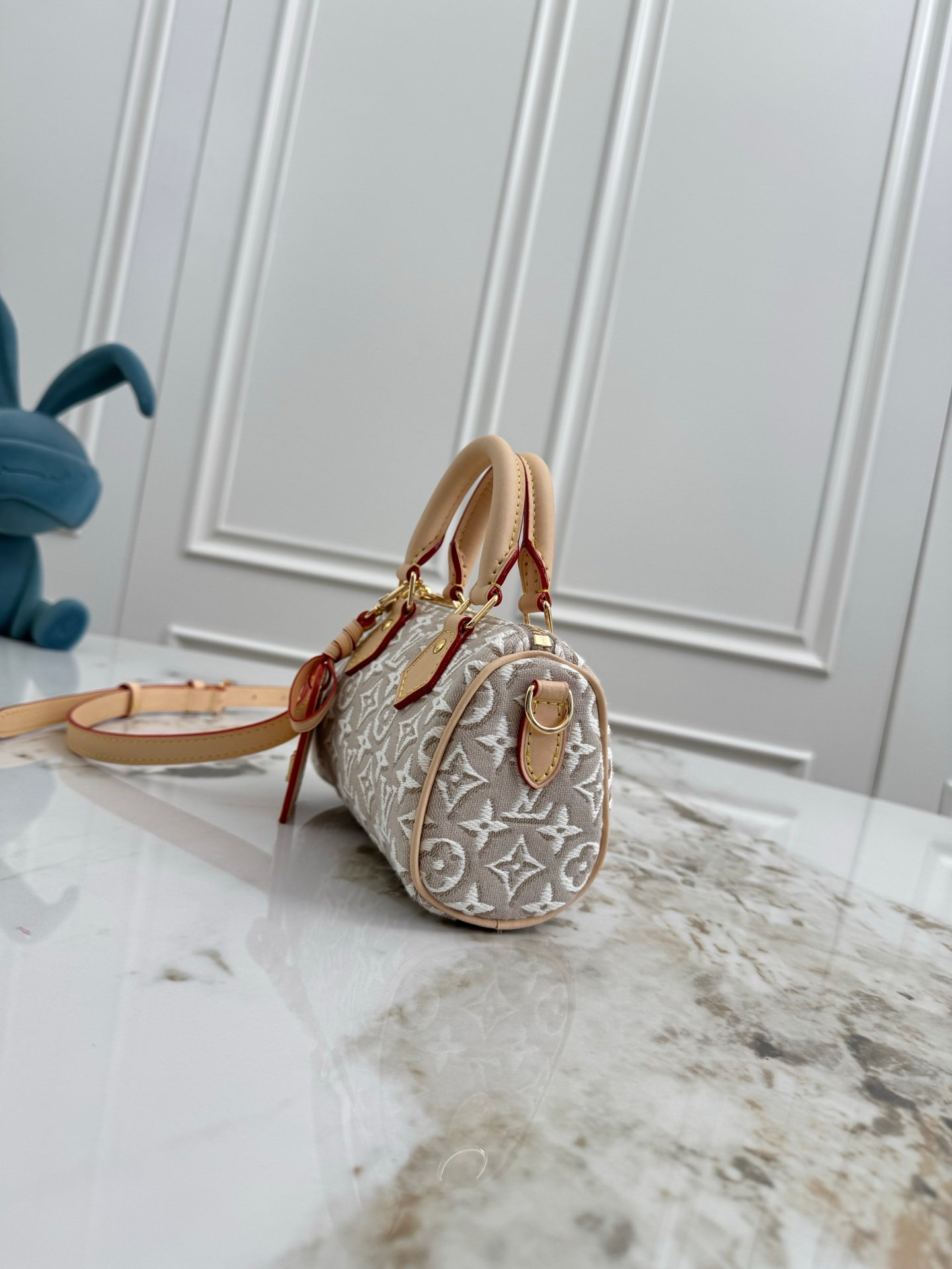 LOUIS VUITTON Nano Speedy 白楊木色 Monogram Emblème 提花迷你枕頭包:圖片 2
