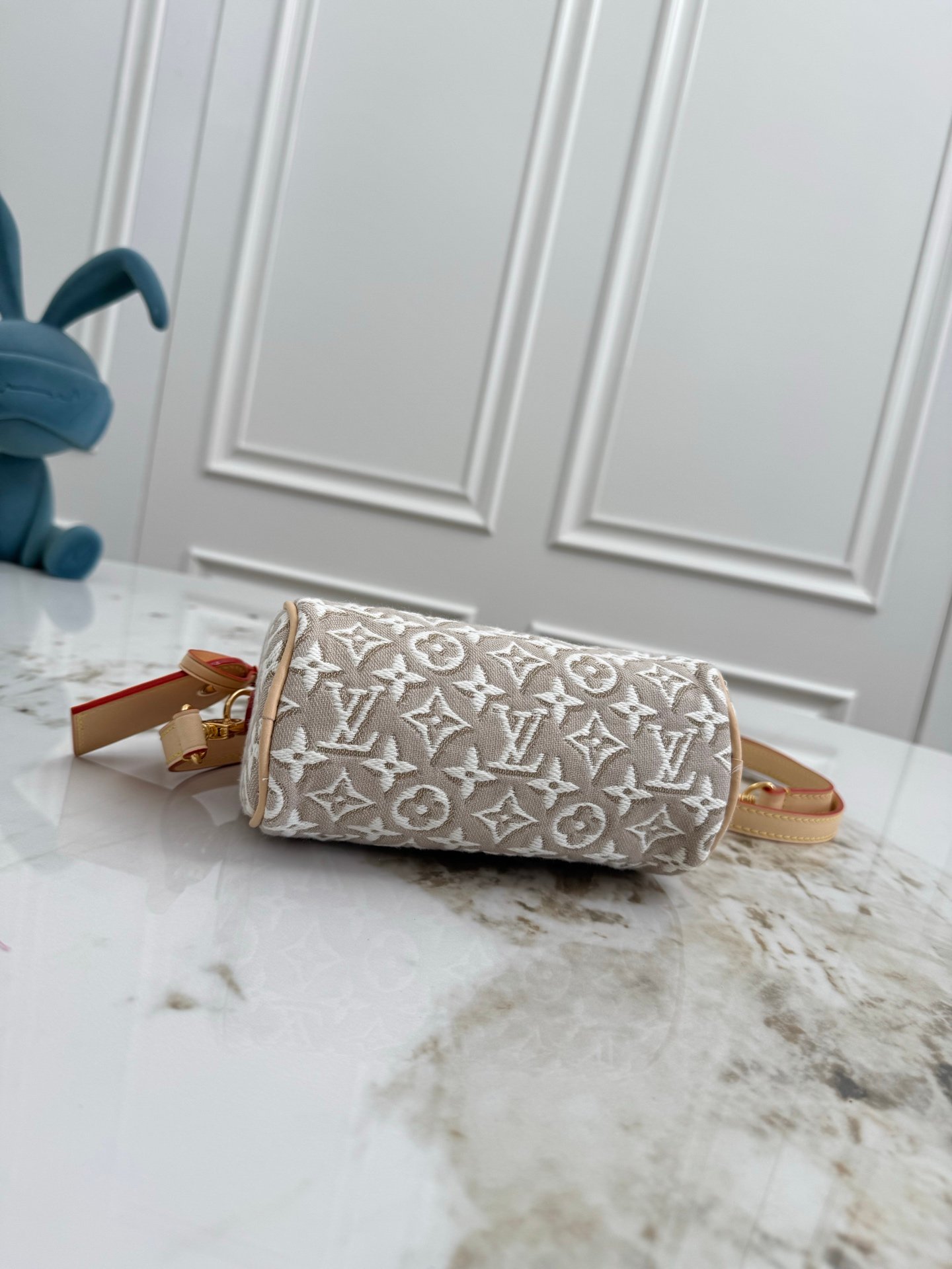 LOUIS VUITTON Nano Speedy 白楊木色 Monogram Emblème 提花迷你枕頭包:圖片 4