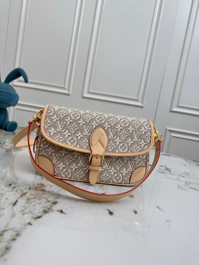 LOUIS VUITTON Diane PM 米白浮雕老花法棍包