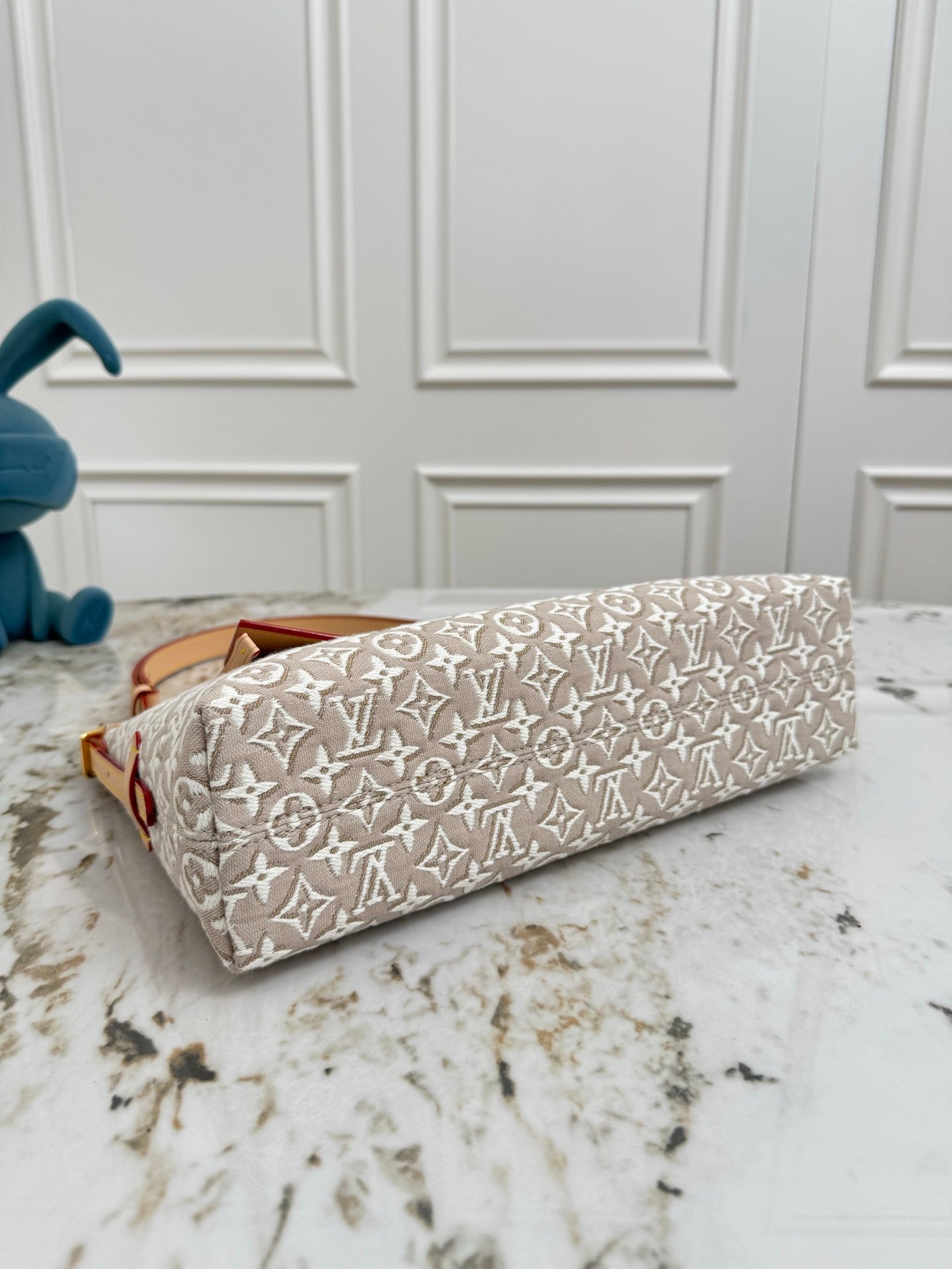 LOUIS VUITTON Carryall East West 白楊木色 Monogram Emblème 提花橫版托特包:圖片 4