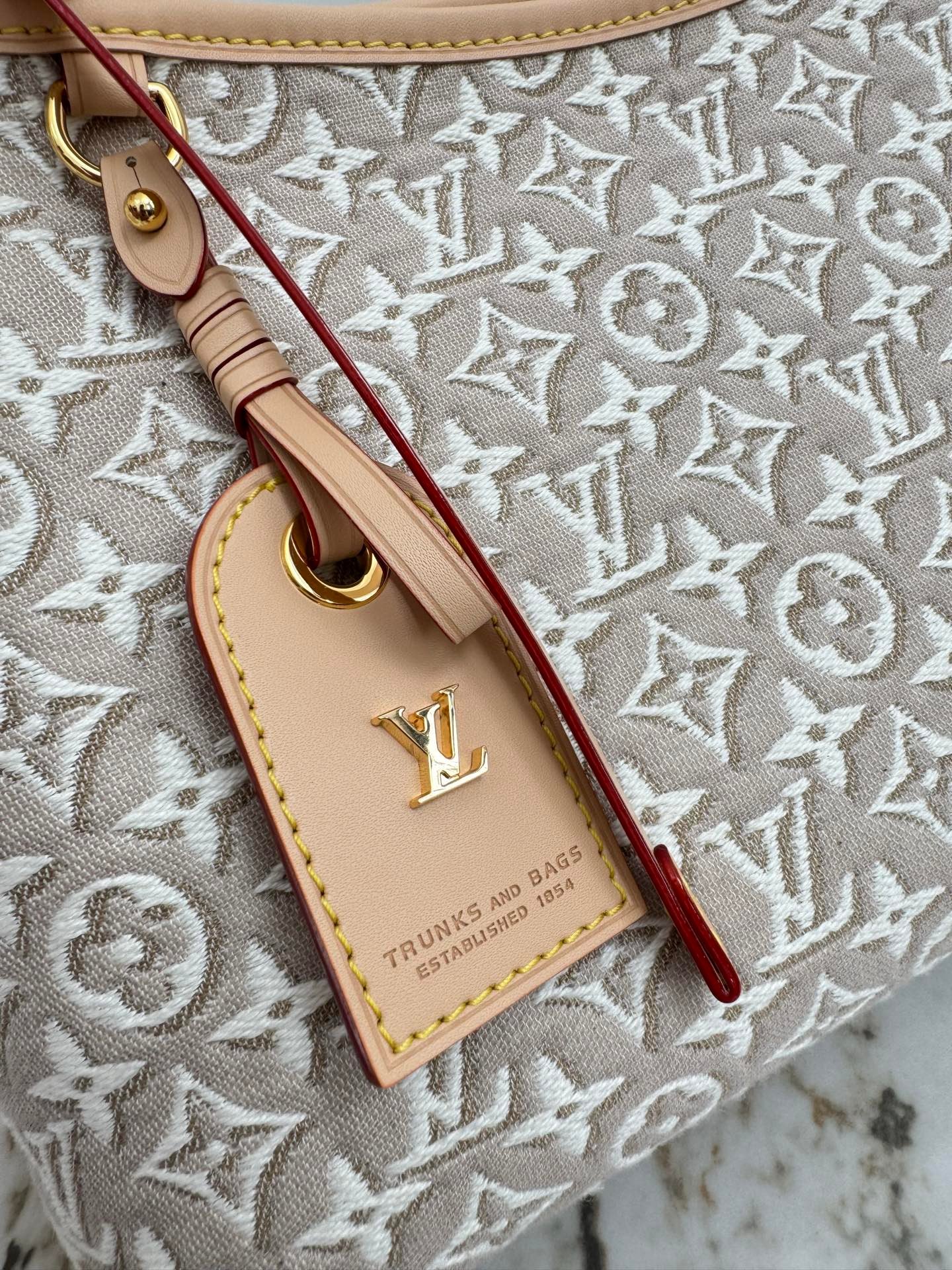 LOUIS VUITTON Carryall East West 白楊木色 Monogram Emblème 提花橫版托特包:圖片 5