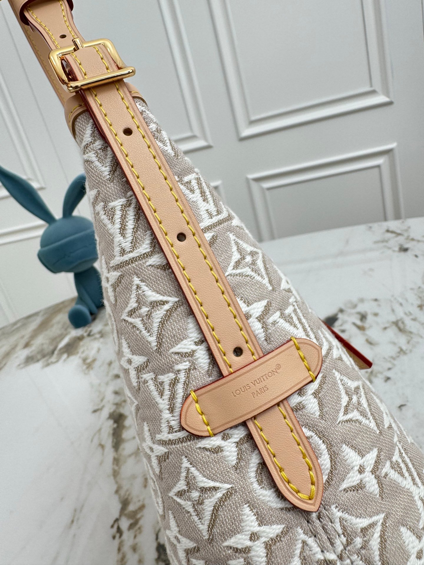 LOUIS VUITTON Carryall East West 白楊木色 Monogram Emblème 提花橫版托特包:圖片 7