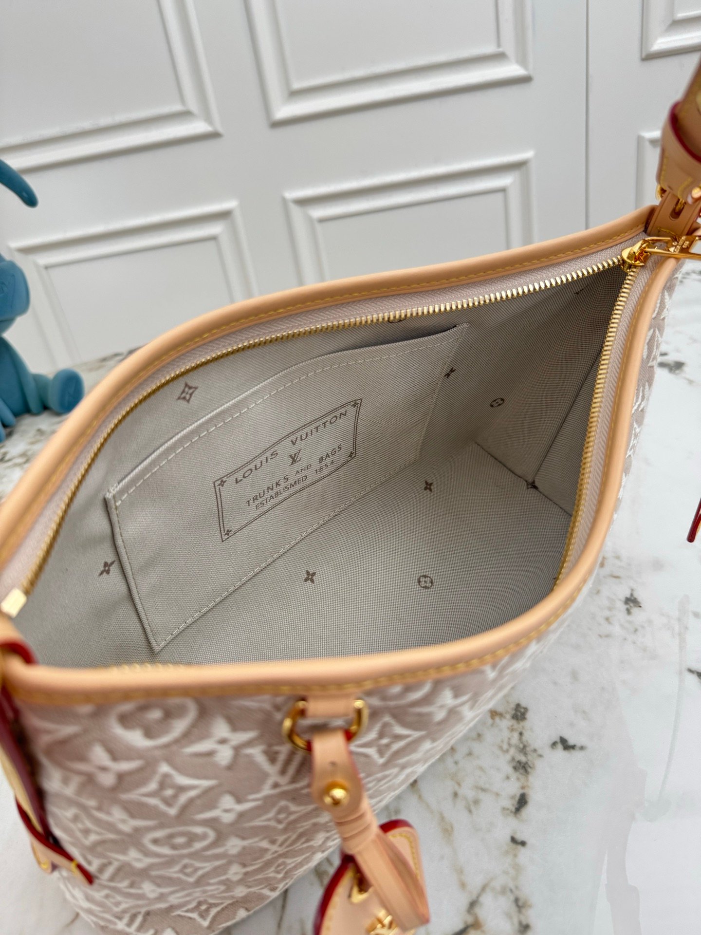LOUIS VUITTON Carryall East West 白楊木色 Monogram Emblème 提花橫版托特包:圖片 8