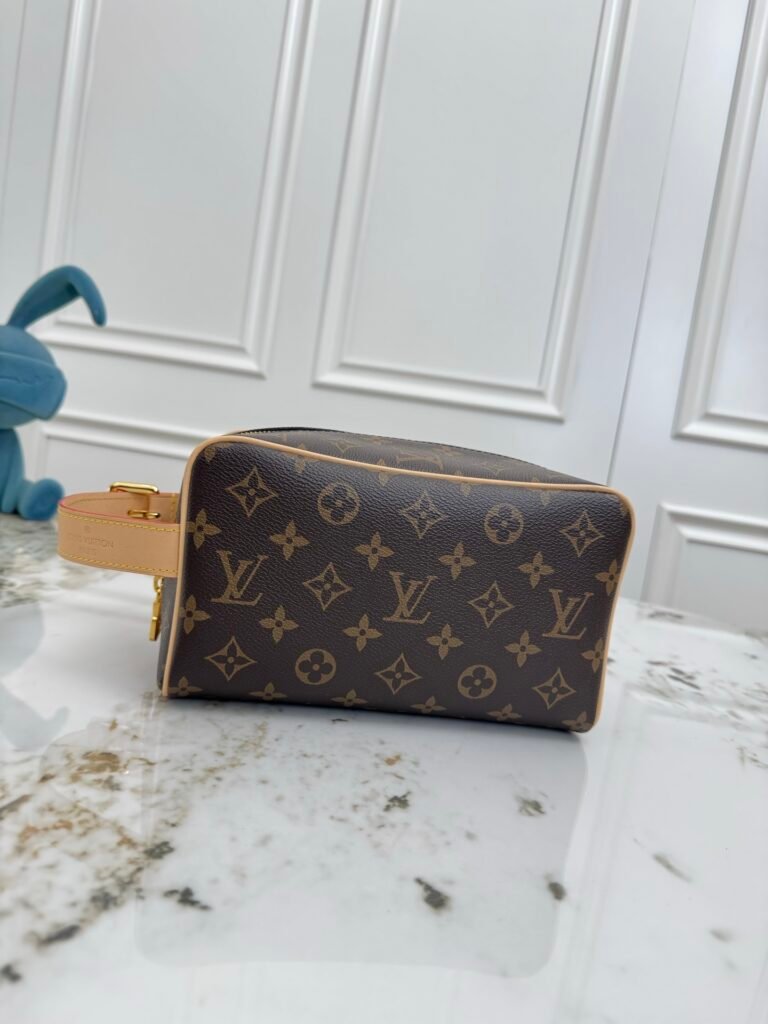 LOUIS VUITTON Locker Dopp Kit 老花盥洗包