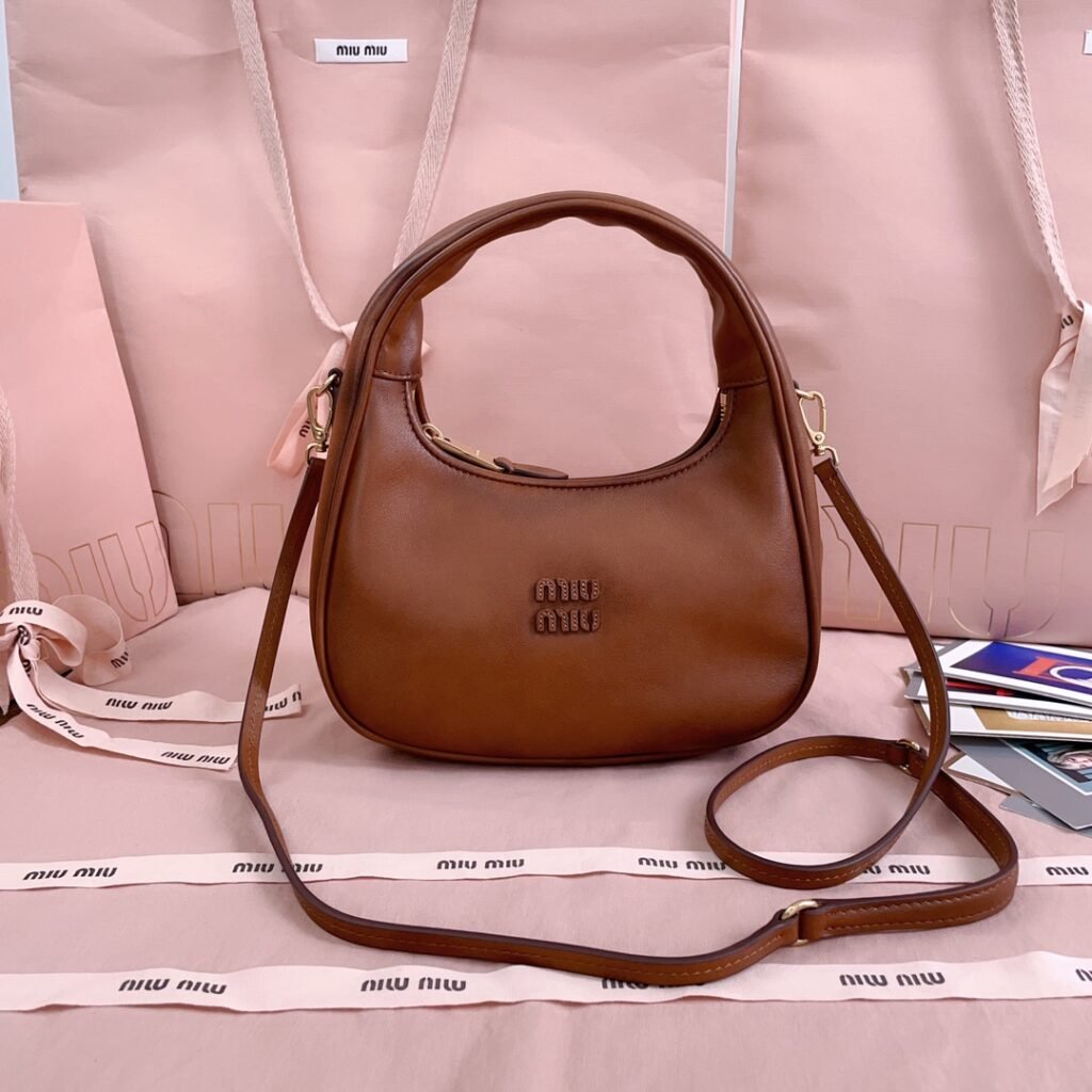 MIU MIU Wander 復古棕牛皮弧形 Hobo 手提包