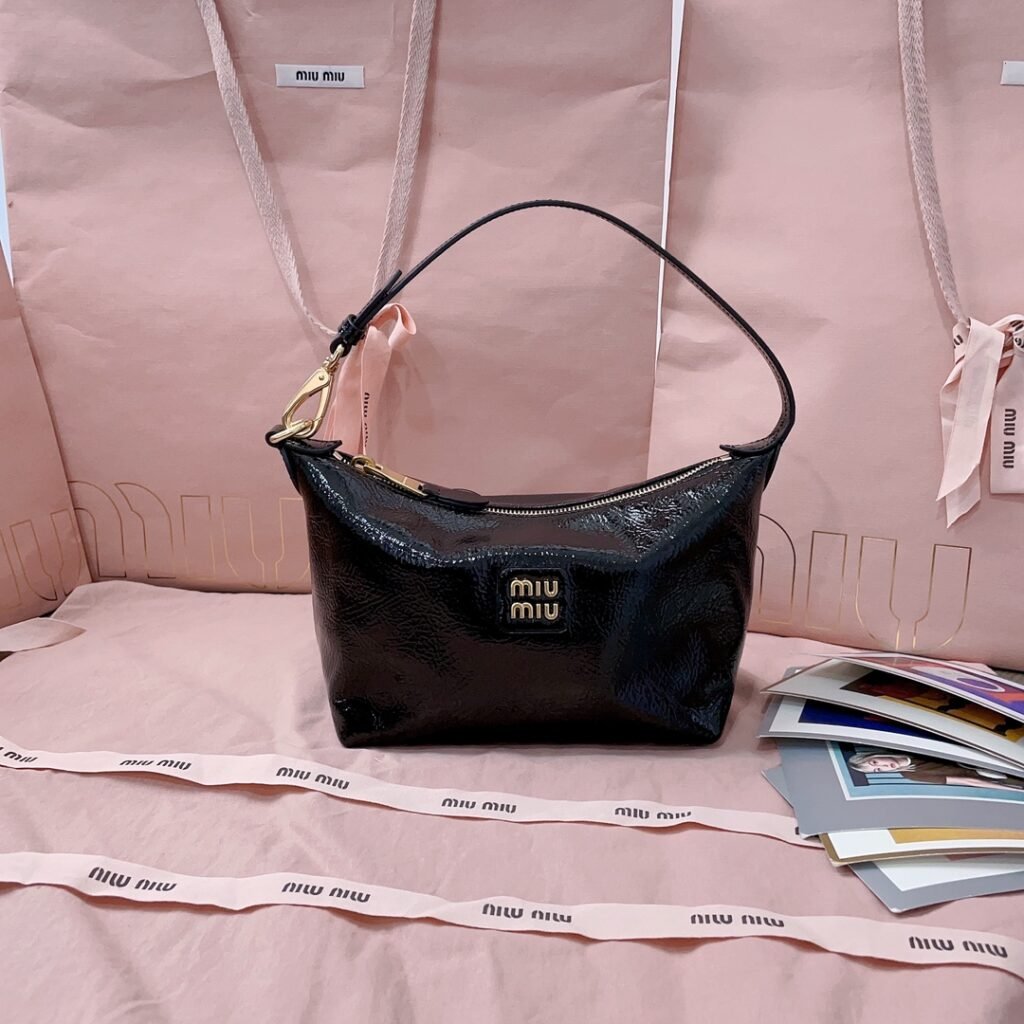 MIU MIU Spirit 黑色皺漆皮腋下飯盒包