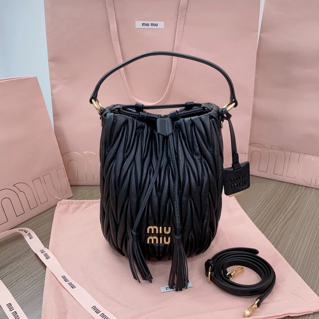 MIU MIU Matelassé 黑色皺褶 Nappa 小羊皮水桶包