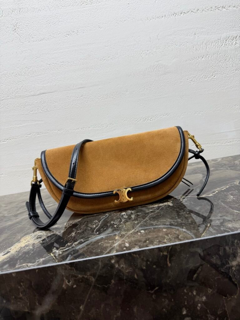 CELINE SOFT TRIOMPHE HALFMOON 手袋 駝色