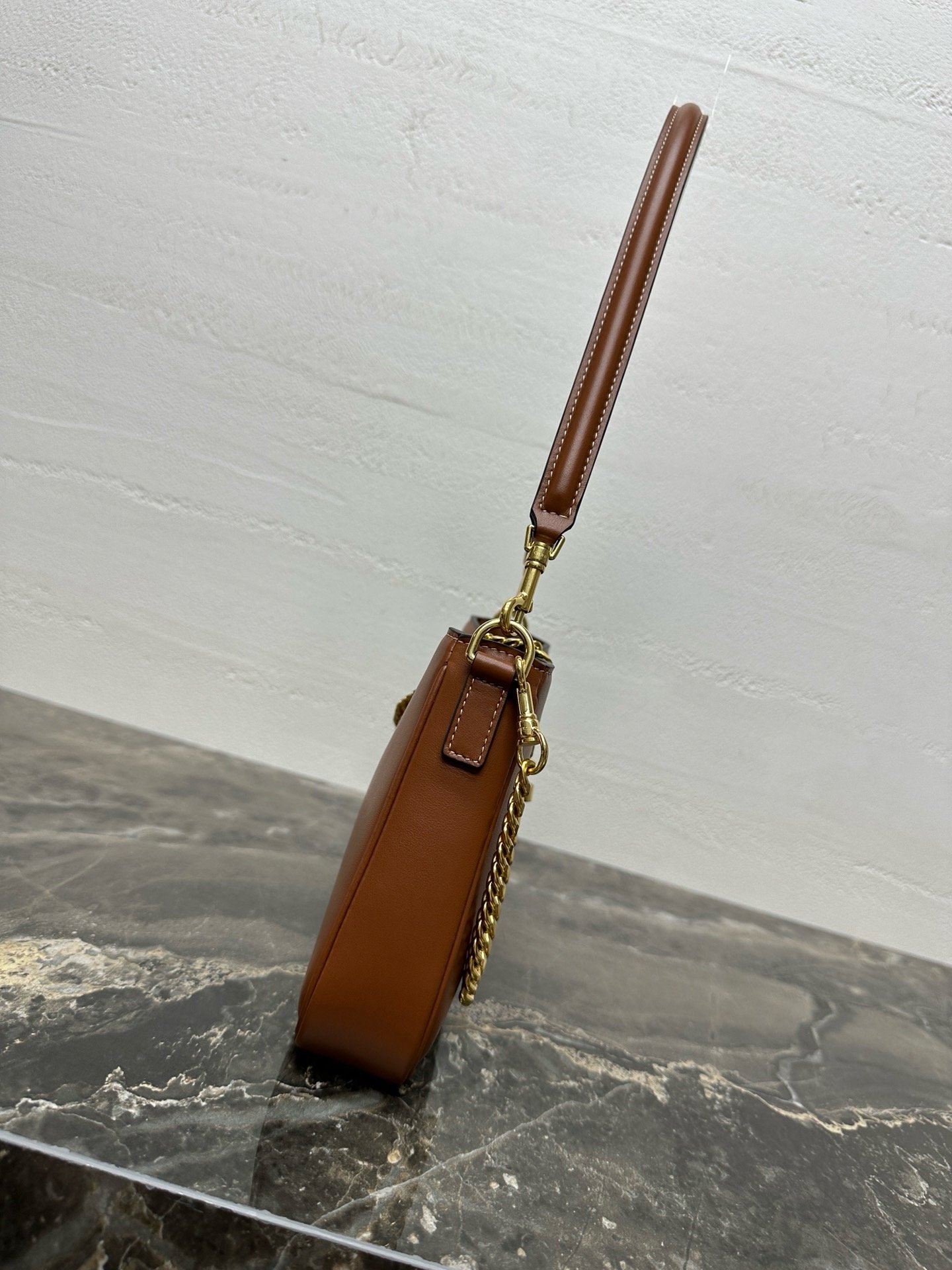CELINE CAMILLE 16 SOFT 光滑小牛皮肩背包 棕褐色:圖片 4