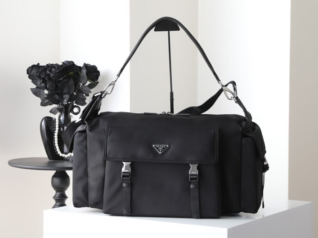 PRADA Re-Nylon 再生尼龍多口袋機能旅行包 黑色