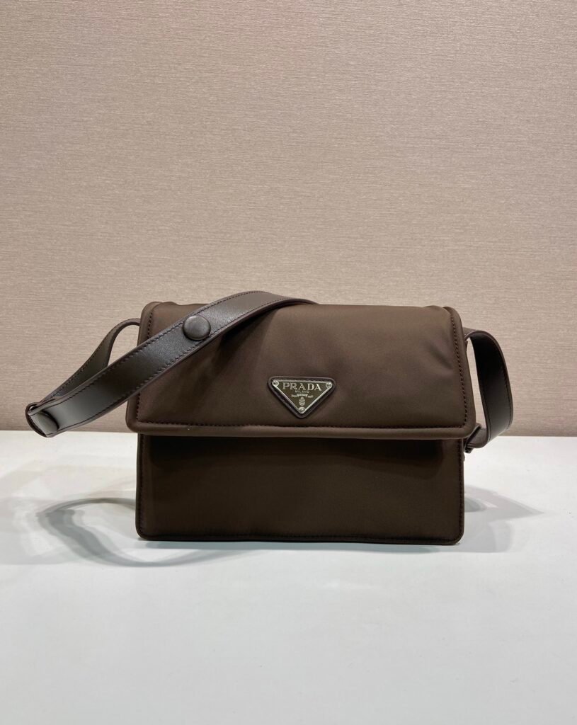 PRADA Re-Nylon 再生尼龍郵差包 深褐色