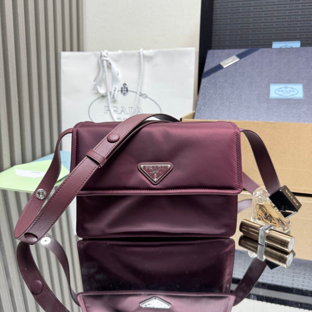 PRADA Re-Nylon 肩斜背包 酒紅