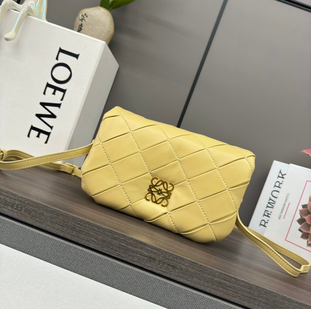 LOEWE Mini Puffer Goya 納帕小羊皮斜挎包 黃色