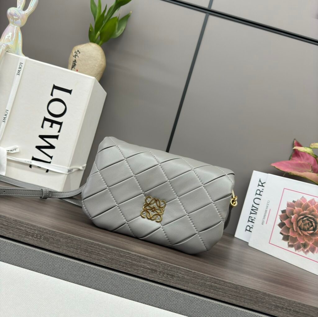 LOEWE Mini Puffer Goya 菱格納帕小羊皮斜挎包 灰色