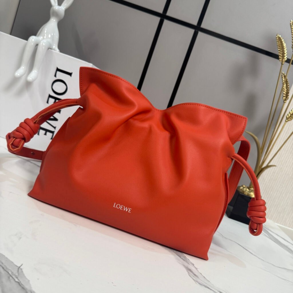 LOEWE Medium Flamenco 中號納帕羊皮福袋 紅色