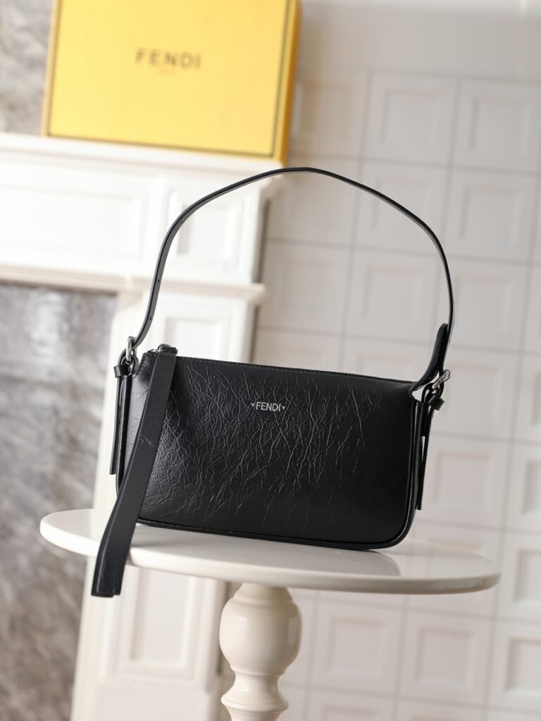 FENDI Zip Top 黑色皺紋小牛皮腋下包